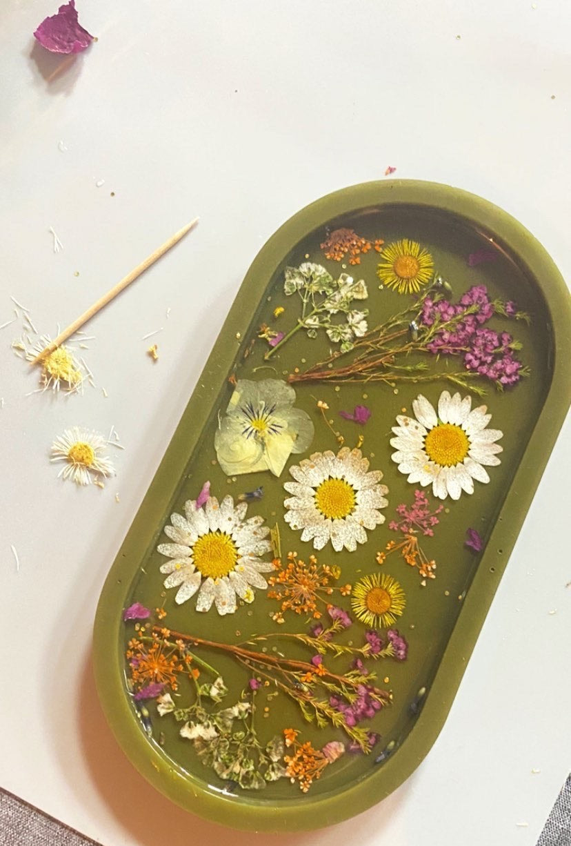 Dried Floral Botanical Resin Tray Workshop on May 23rd