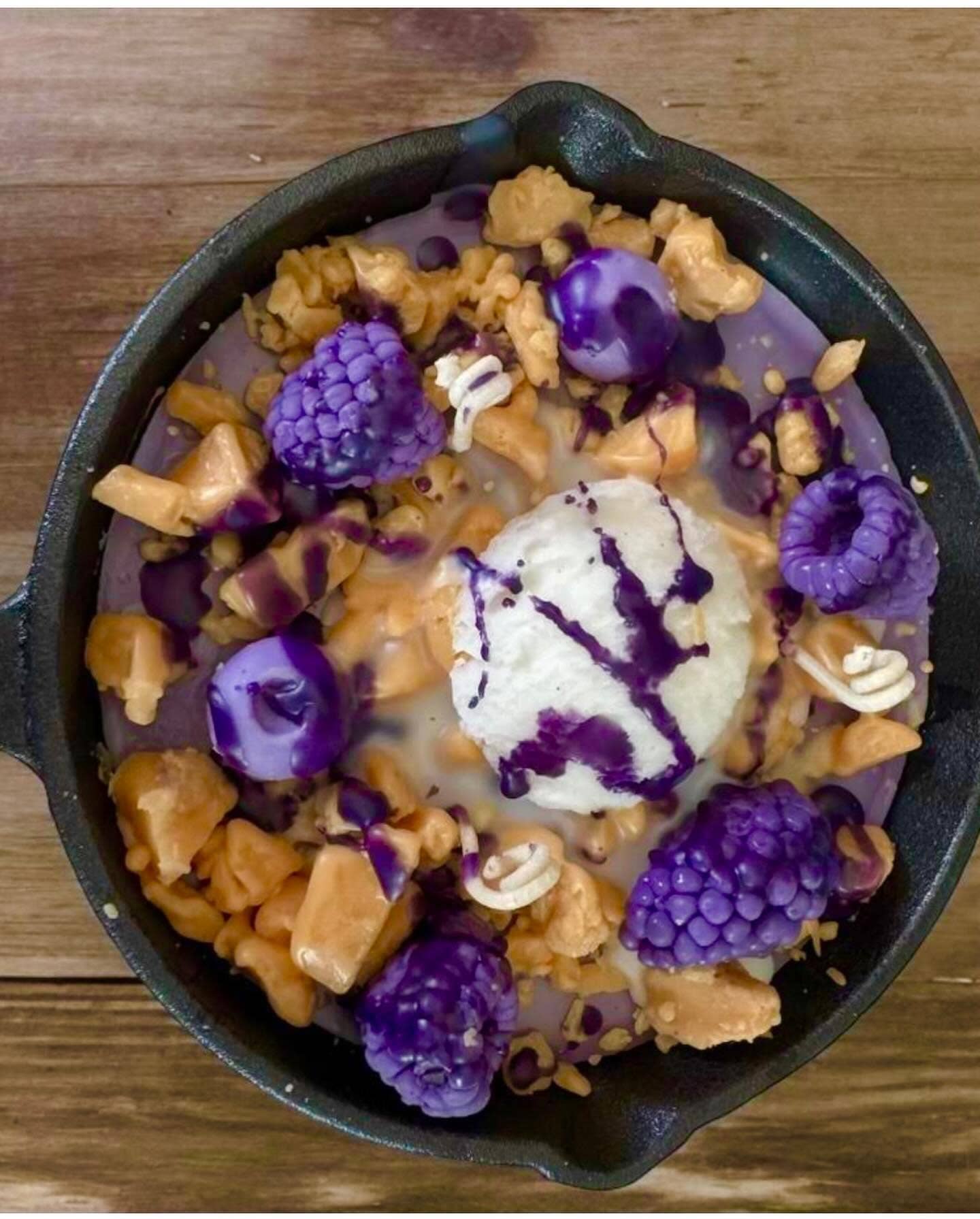 Wild Berry Cheesecake Skillet Candle 8 oz